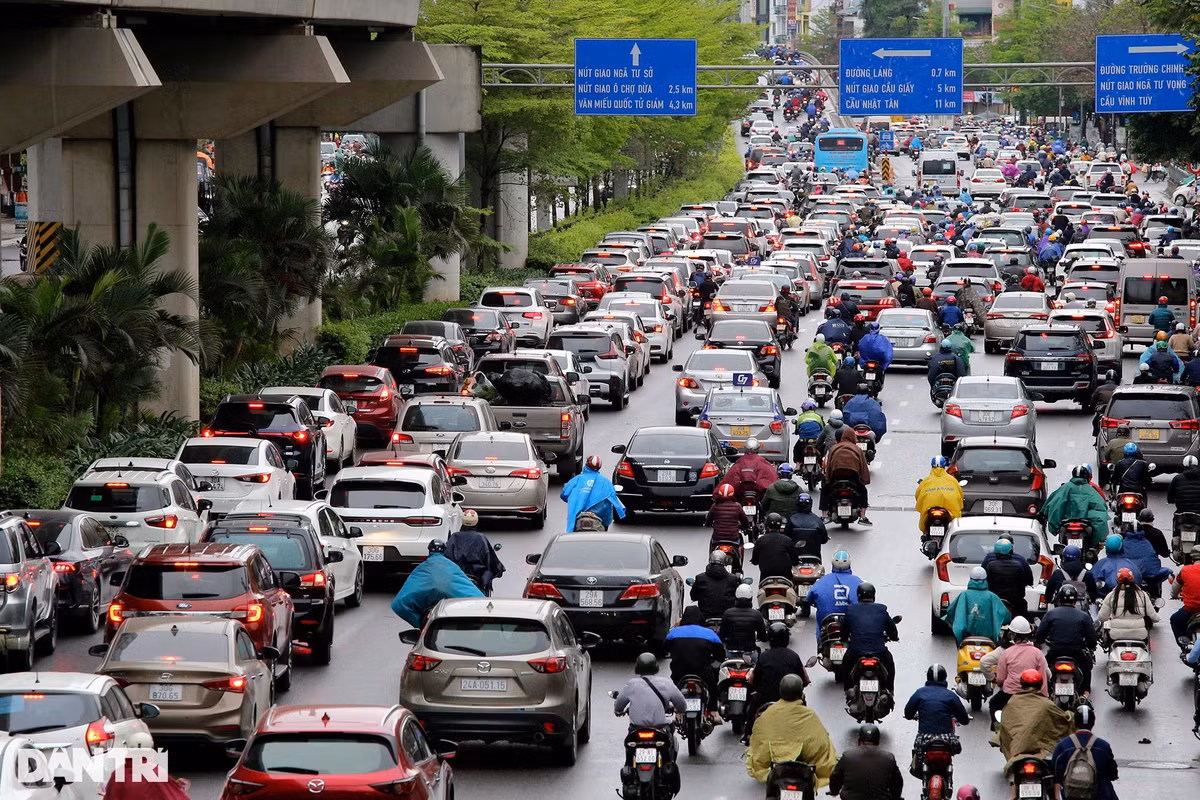 Trong buổi sáng 23/3, tại Ngã Tư Sở lúc 7h, giao thông ùn ứ tại đoạn cầu vượt do lối lên cầu bị thu hẹp kiểu thắt nút cổ chai.