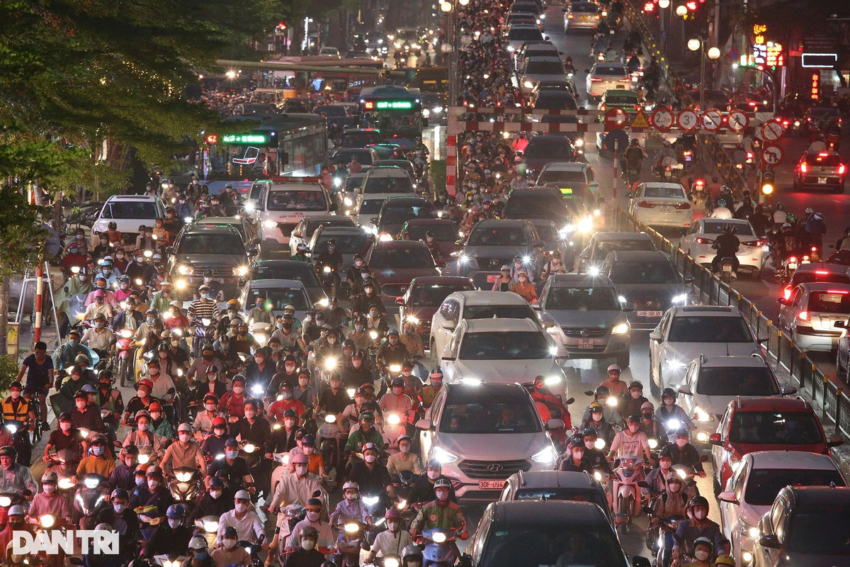Tuy vậy vào giờ cao điểm chiều, phố Tây Sơn tại vị trí trường Đại học Thủy lợi thường xuyên xảy ra tình trạng ùn ứ. Ảnh chụp lúc 18h tối ngày 22/3. Tình trạng ùn tắc tại các nút giao thông vào giờ cao điểm được coi là "đặc sản" của TP Hà Nội đã quay trở lại sau khoảng 2 năm phòng, chống dịch Covid-19.