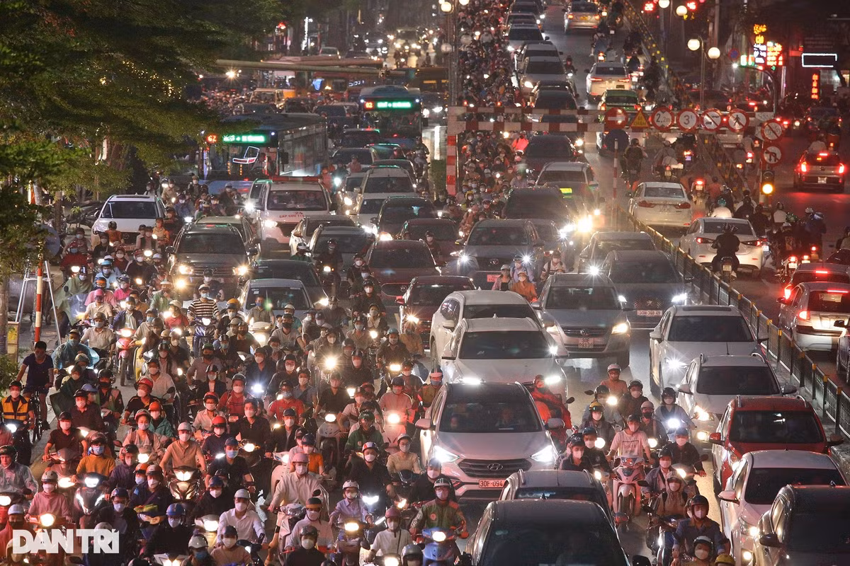 Tuy vậy vào giờ cao điểm chiều, phố Tây Sơn tại vị trí trường Đại học Thủy lợi thường xuyên xảy ra tình trạng ùn ứ. Ảnh chụp lúc 18h tối ngày 22/3. Tình trạng ùn tắc tại các nút giao thông vào giờ cao điểm được coi là "đặc sản" của TP Hà Nội đã quay trở lại sau khoảng 2 năm phòng, chống dịch Covid-19.