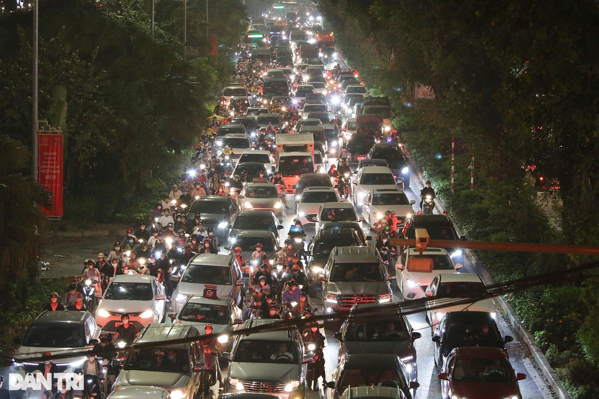 Đường Láng ùn ứ lúc 18h30 ngày 22/3. Trục đường này tuy đã được mở rộng song phương tiện quá đông dẫn đến việc ùn ứ thương xuyên tại các ngã tư giao với Nguyễn Chí Thanh, hoặc Láng Hạ. Trong trạng thái "bình thường mới", TP Hà Nội cũng không ghi nhận tình trạng đường phố ùn tắc kéo dài như những ngày gần đây, hình ảnh gợi nhớ tới giao thông thông Thủ đô thời điểm trước năm 2020.