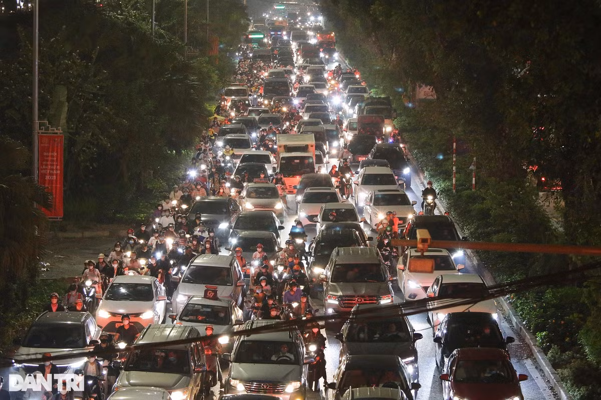 Đường Láng ùn ứ lúc 18h30 ngày 22/3. Trục đường này tuy đã được mở rộng song phương tiện quá đông dẫn đến việc ùn ứ thương xuyên tại các ngã tư giao với Nguyễn Chí Thanh, hoặc Láng Hạ. Trong trạng thái "bình thường mới", TP Hà Nội cũng không ghi nhận tình trạng đường phố ùn tắc kéo dài như những ngày gần đây, hình ảnh gợi nhớ tới giao thông thông Thủ đô thời điểm trước năm 2020.