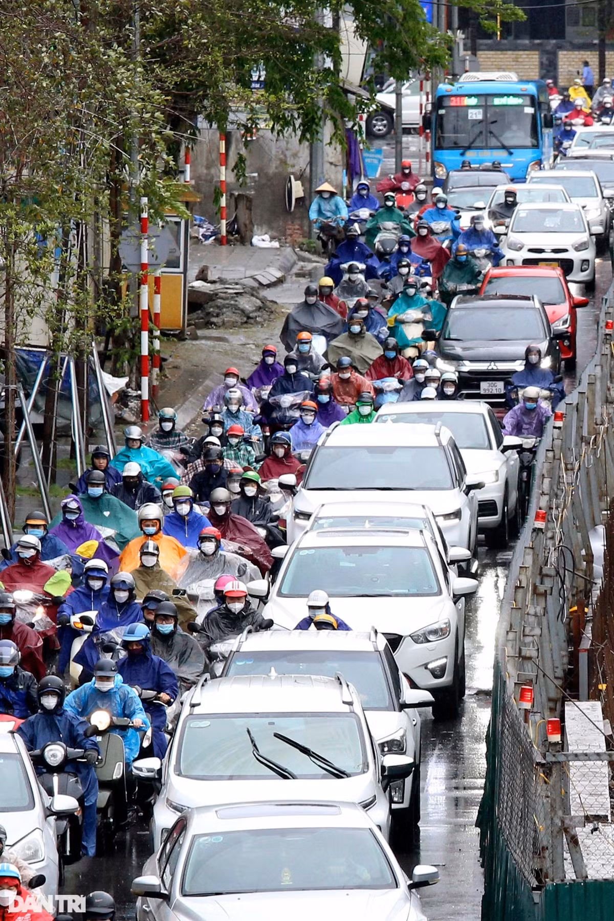 Phố Phạm Ngọc Thạch ùn ứ nhẹ tại ngã tư giao với Chùa Bộc, vị trí này đang là công trường thi công cầu vượt chữ C.