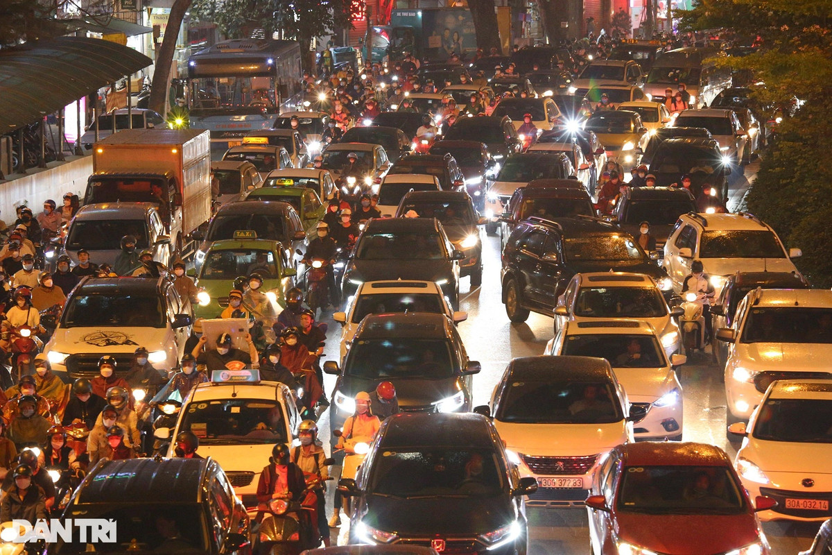 Hình ảnh vào giờ cao điểm tại Đường Láng đoạn giao với Nguyễn Trãi giờ cao điểm chiều 22/3.