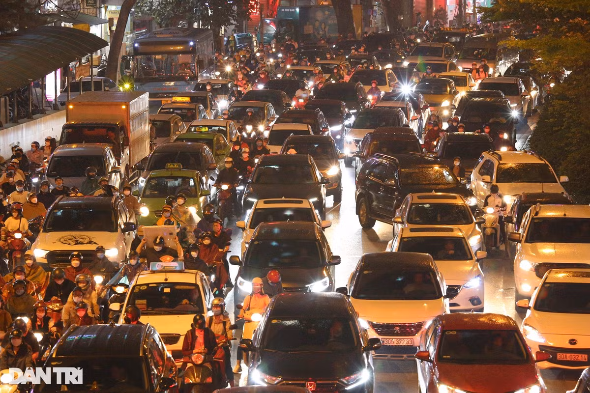 Hình ảnh vào giờ cao điểm tại Đường Láng đoạn giao với Nguyễn Trãi giờ cao điểm chiều 22/3.