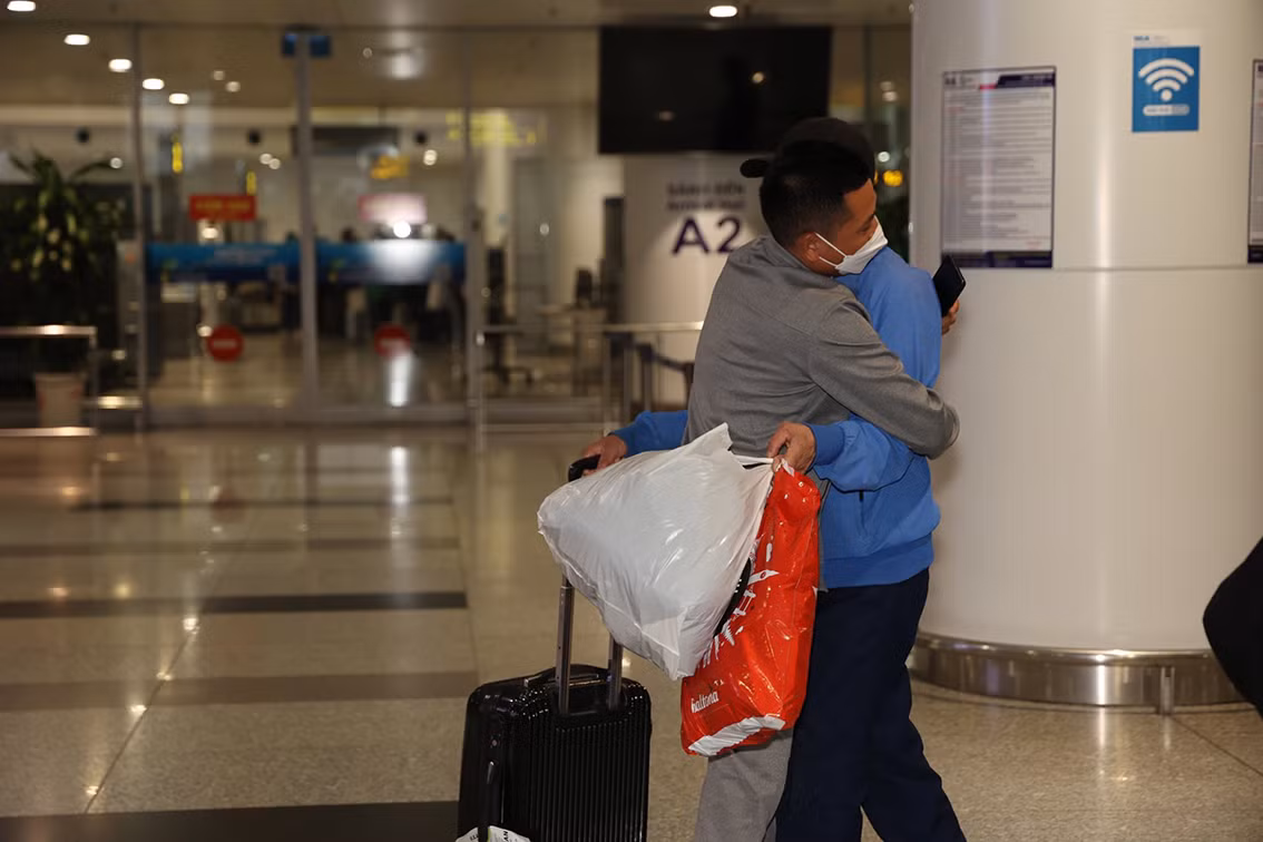 Chia sẻ khi vừa về tới Việt Nam, ông Nguyễn Ngọc Anh (sinh sống tại Thành phố Kharkov) cho biết: "Tôi rất xúc động và không biết nói gì hơ ngoài hai từ cảm ơn"