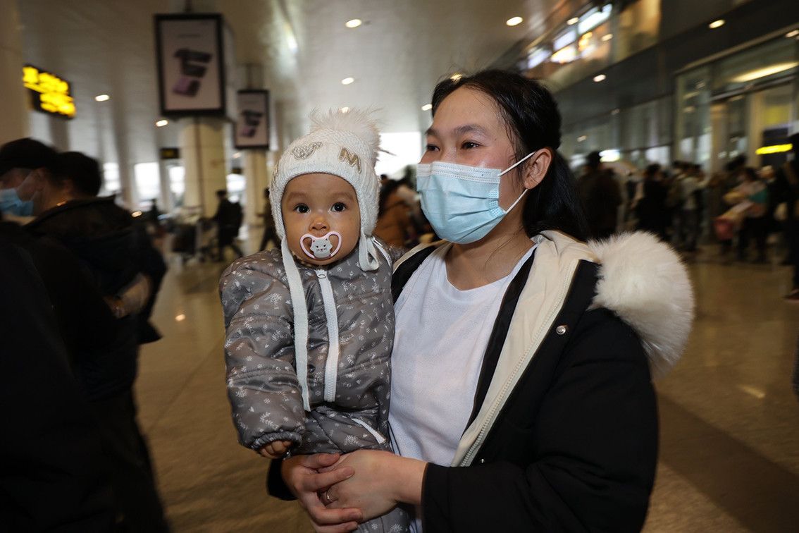 Sau hành trình bay 11 tiếng, những người Việt mắc kẹt tại Ukraine không giấu được niềm vui khi về tới quê nhà.