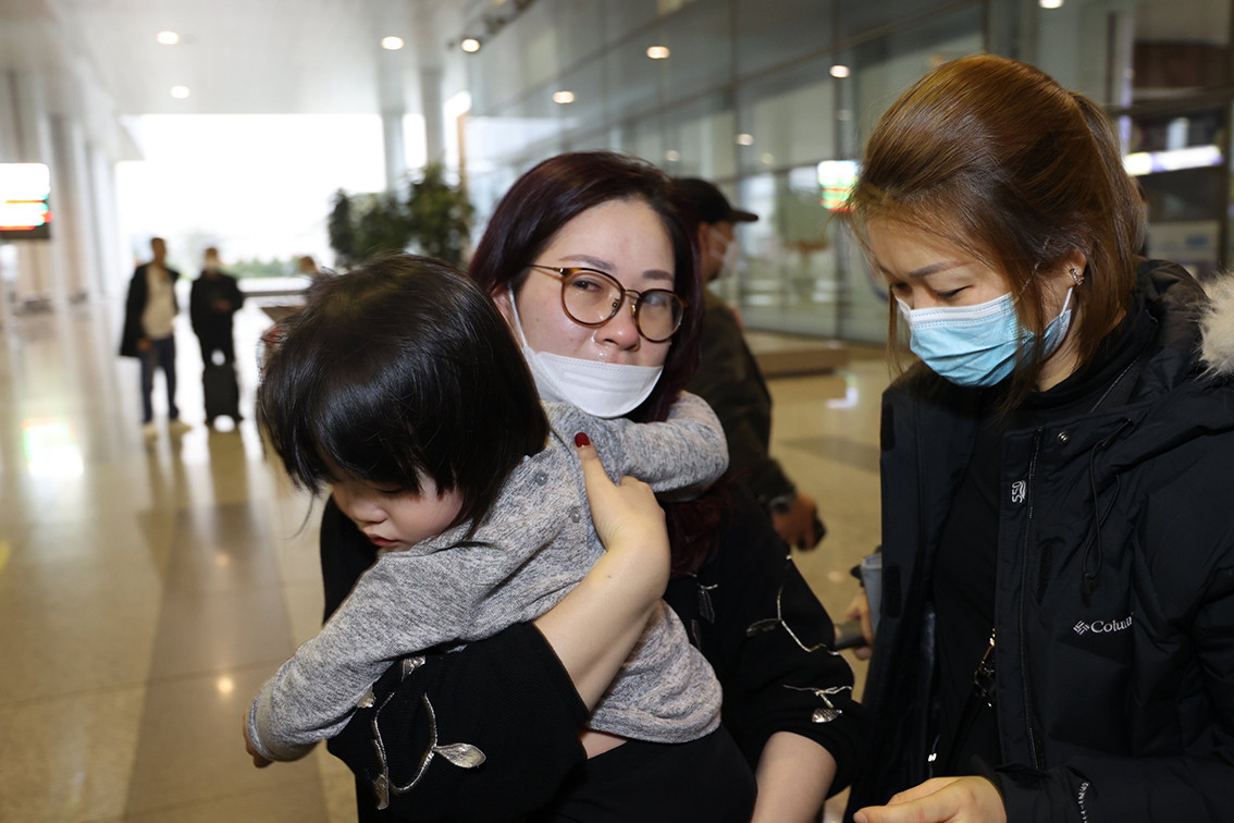 Đặc biệt, gần một nửa số người trên chuyến bay thứ 2 về Việt Nam là trẻ em.