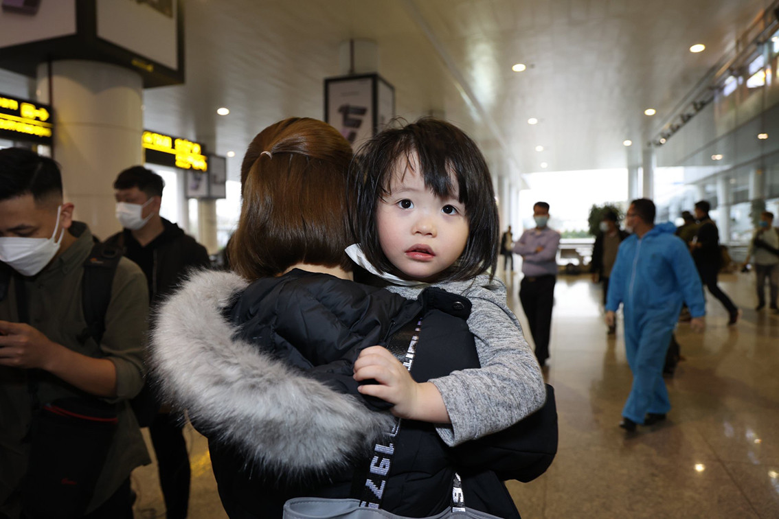 Được biết, những người được về trên chuyến bay này đều thuộc nhóm người yếu thế như người già, phụ nữ, trẻ em hoặc người có bệnh nền, sức khoẻ yếu.