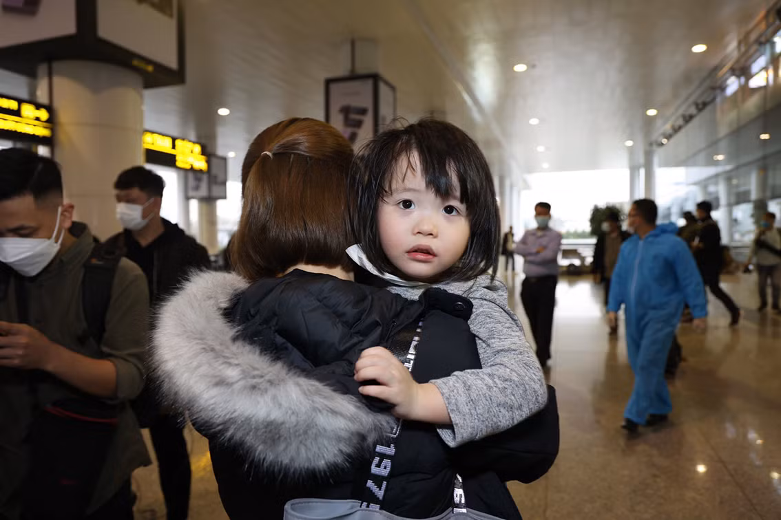 Được biết, những người được về trên chuyến bay này đều thuộc nhóm người yếu thế như người già, phụ nữ, trẻ em hoặc người có bệnh nền, sức khoẻ yếu.