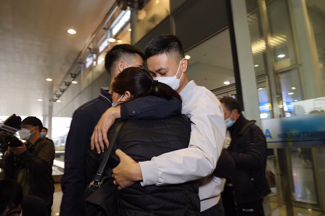 Những giọt nước mắt hạnh phúc trong vòng tay người thân khi về tới Hà Nội.