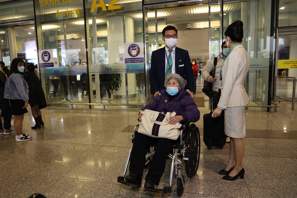 Chuyến bay chở theo 300 người từ Sân bay Warsaw (Ba Lan) về tới Sân bay Quốc tế Nội Bài (Hà Nội).