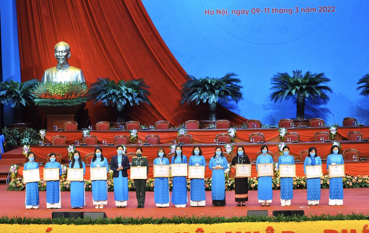 Chủ tịch Hội LHPN Việt Nam trao bằng khen cho các công trình, phần việc vượt khó, sáng tạo.