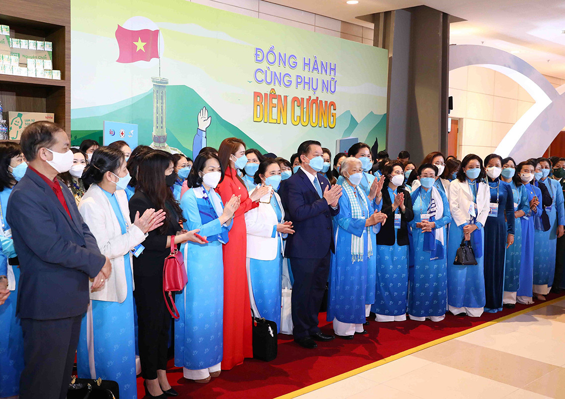 Buổi lễ khai mạc triển lãm thu hút hàng trăm đại biểu tham dự.