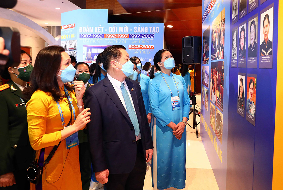 Trưởng ban Tuyên giáo Trung ương Nguyễn Trọng Nghĩa và Chủ tịch Hội Liên hiệp Phụ nữ Việt Nam Hà Thị Nga cùng các đại biểu tham quan triển lãm.