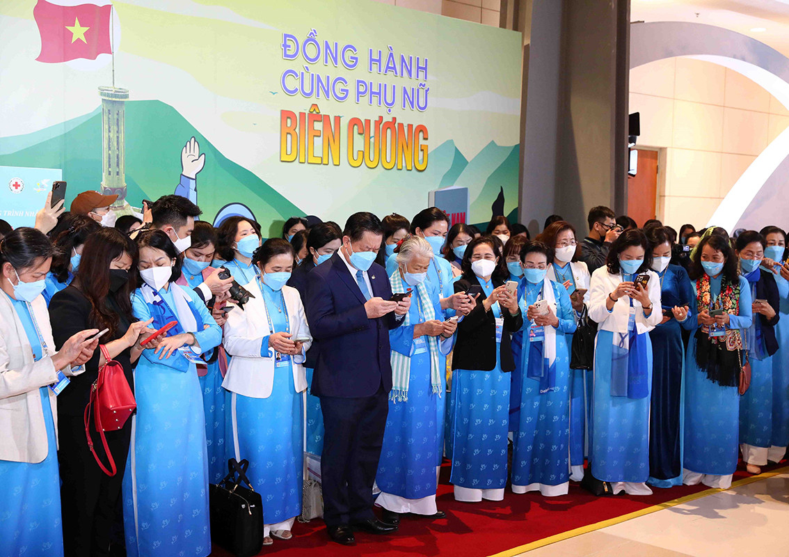 Trong buổi triển lãm, các đại biểu đã nhắn tin ủng hộ xây dựng mô hình sinh kế cho phụ nữ biên cương chào mừng Đại hội.