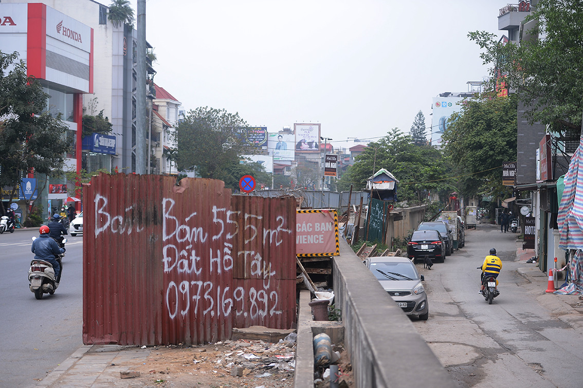 Hai năm nay, dự án mở rộng đường Âu Cơ đã dừng hoạt động và để lại một khối lượng công việc dang dở rất lớn ngay trục đường dẫn vào nội đô.