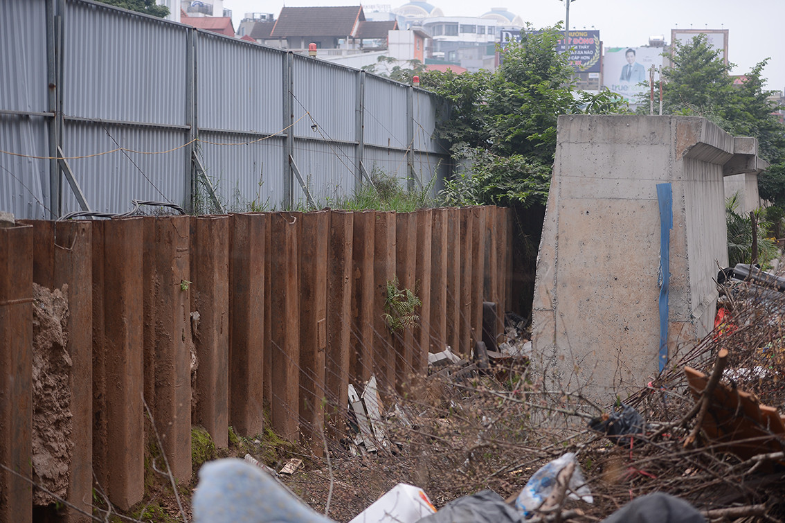 Tuy nhiên, công trình đang "đắp chiếu" và thời gian gần đây không có bất cứ hoạt động nào.