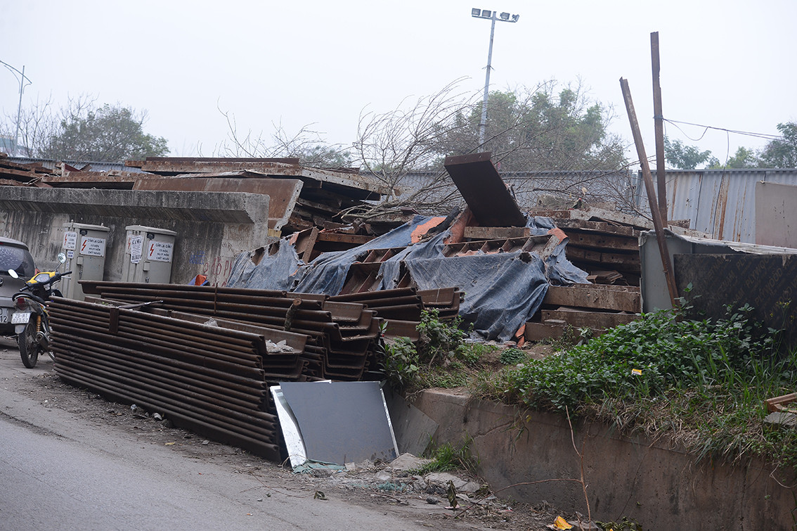 Người dân sống quanh đây cho biết, số vật liệu xây dựng phơi sương, nắng hàng năm nay gần như đã hư hỏng, thành bãi hoang không ai dám bước vào.