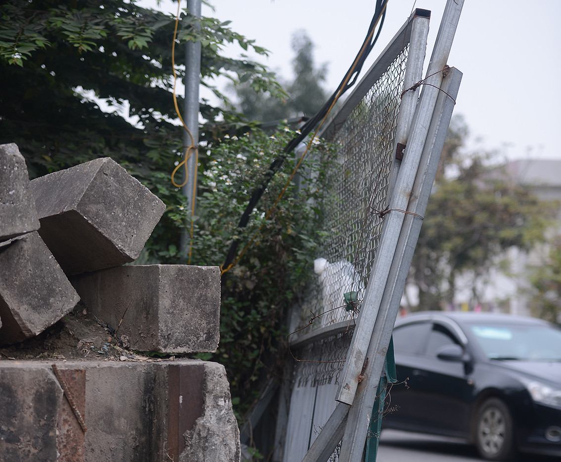 Toàn bộ dự án trở thành một kho vật liệu khổng lồ ngay giữa trục được chính.