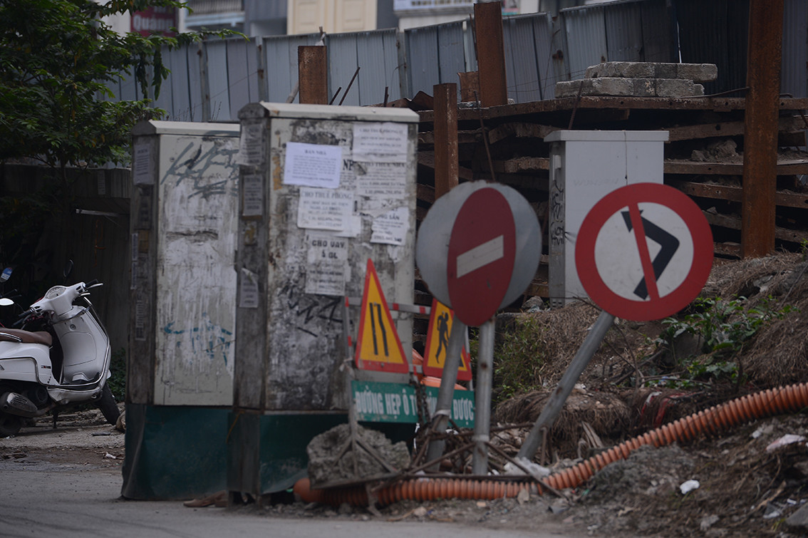 Cột biển giao thông cũng bị xếp vào góc, không sử dụng.