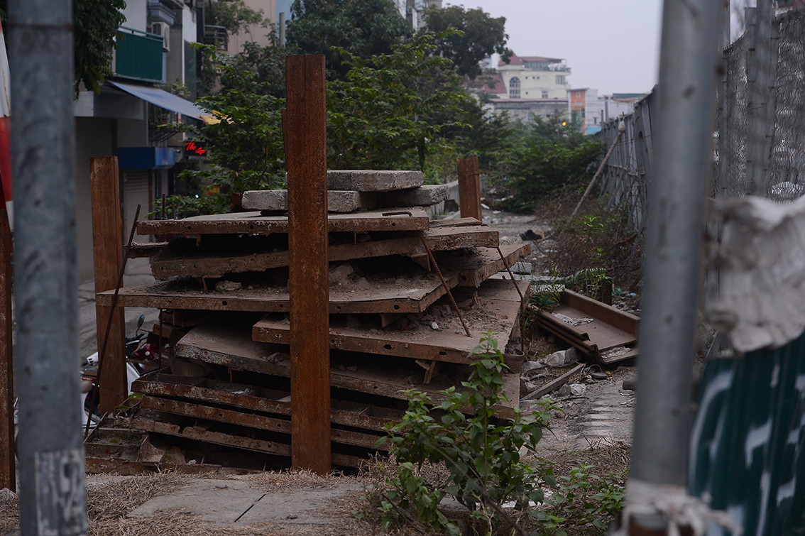 Vật liệu tập kết lâu ngày đã trở thành rác đô thị, gây ô nhiễm, bụi bẩn cho môi trường xung quanh.
