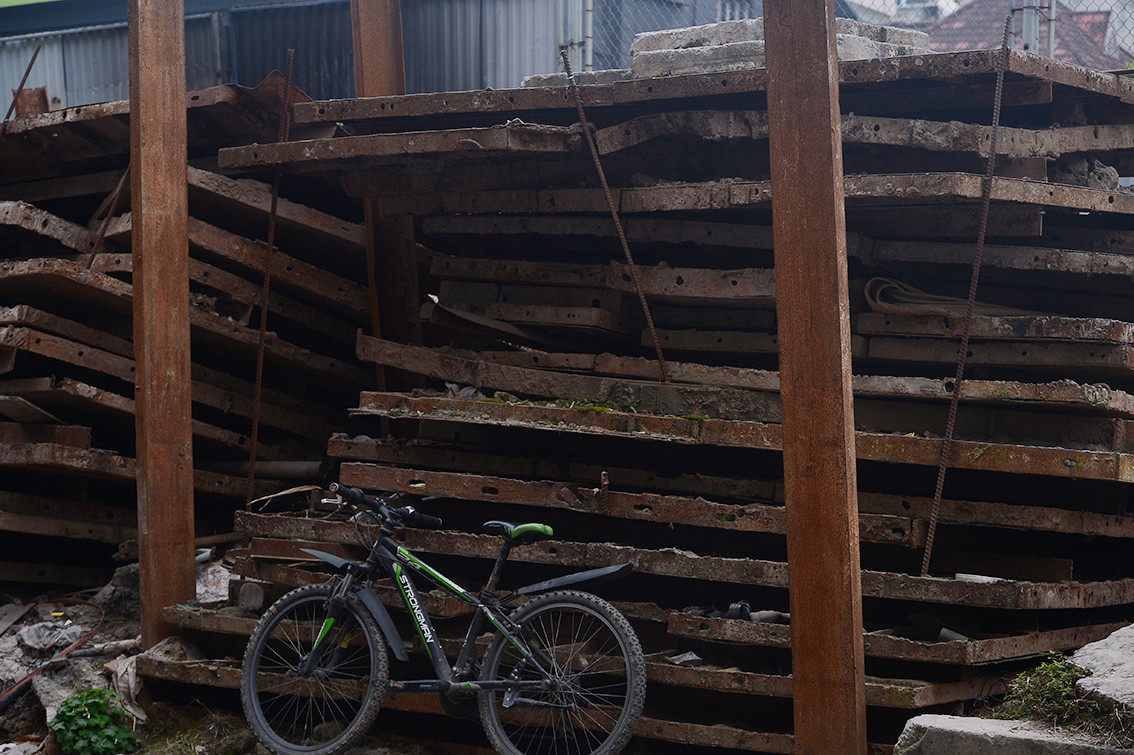 Thậm chí có thể gây nguy hiểm cho người dân khi đống vật liệu này ngay sát đường đi, khu dân cư đông đúc.