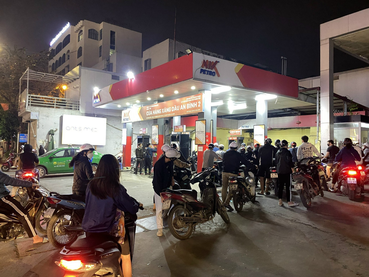 Nua dem nguoi Ha Noi van “rong ran” di do xang