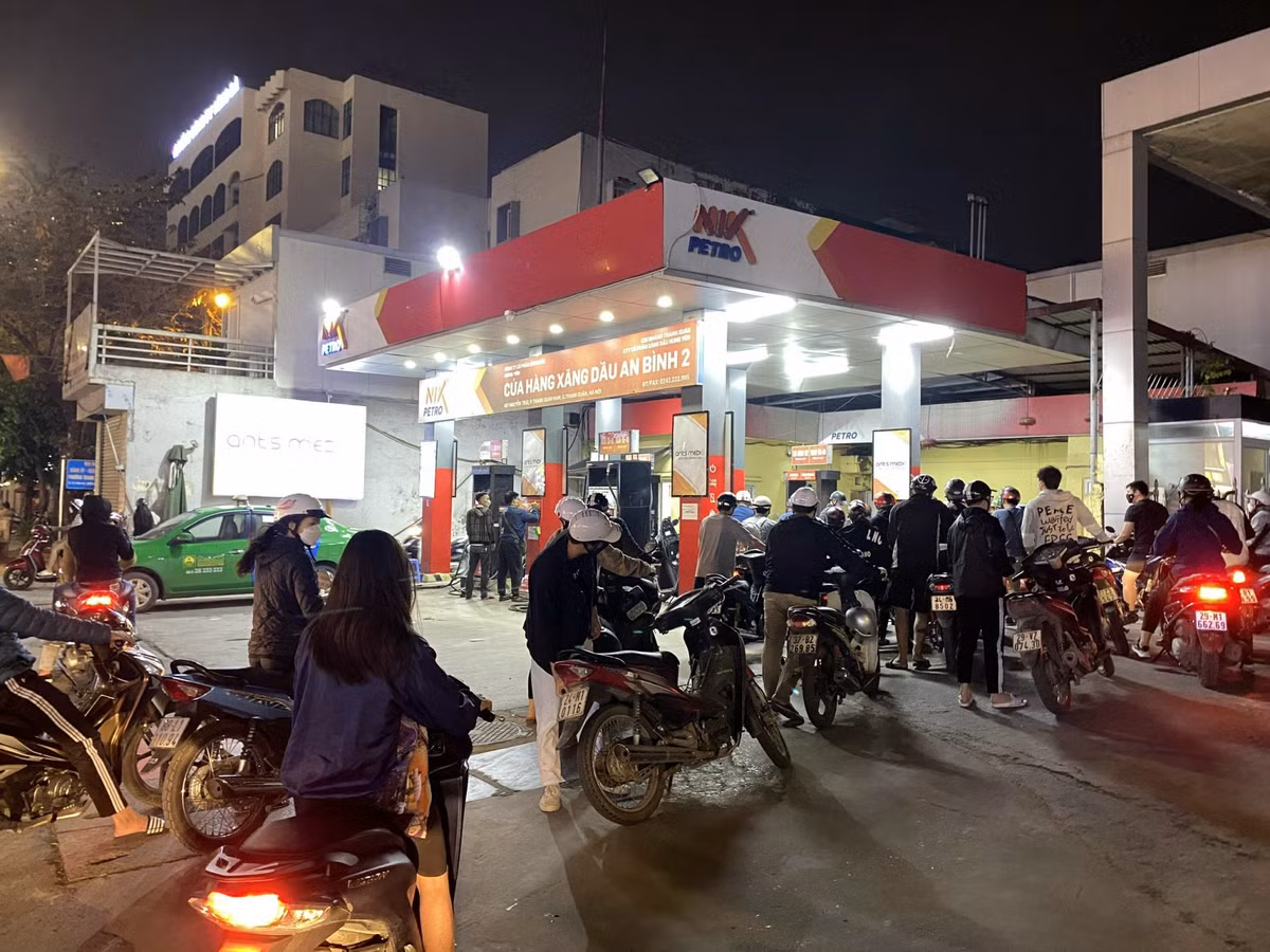 Nua dem nguoi Ha Noi van “rong ran” di do xang