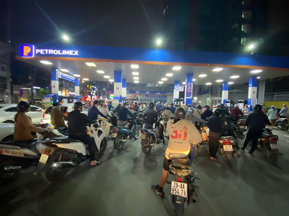 Cây xăng trên đường Láng đến 12h đêm qua vẫn rất đông người xếp hàng.
