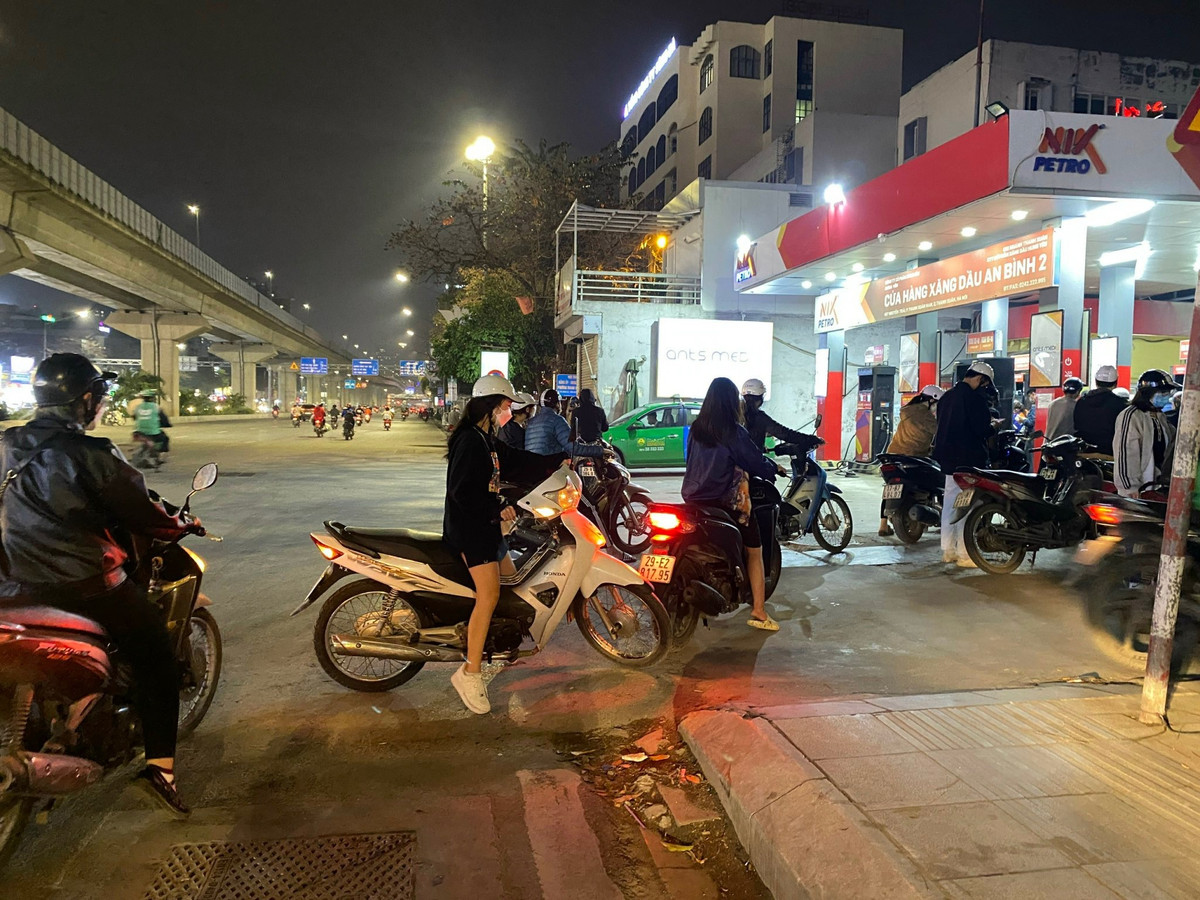 Đến đêm qua, tại các cây xăng trong nội thành Hà Nội vẫn tấp nập người xếp hàng đổ xăng.