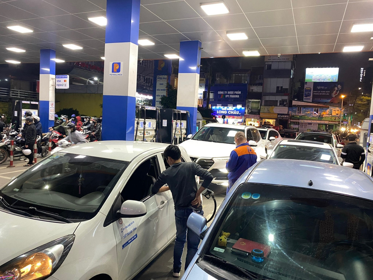 Các chuyên gia dự báo giá xăng, dầu ở phiên điều chỉnh giá ngày mai (11/3) có thể tăng 3.000-4.000 đồng/lít. Đây sẽ là lần thứ 7 liên tiếp giá xăng trong nước tăng.