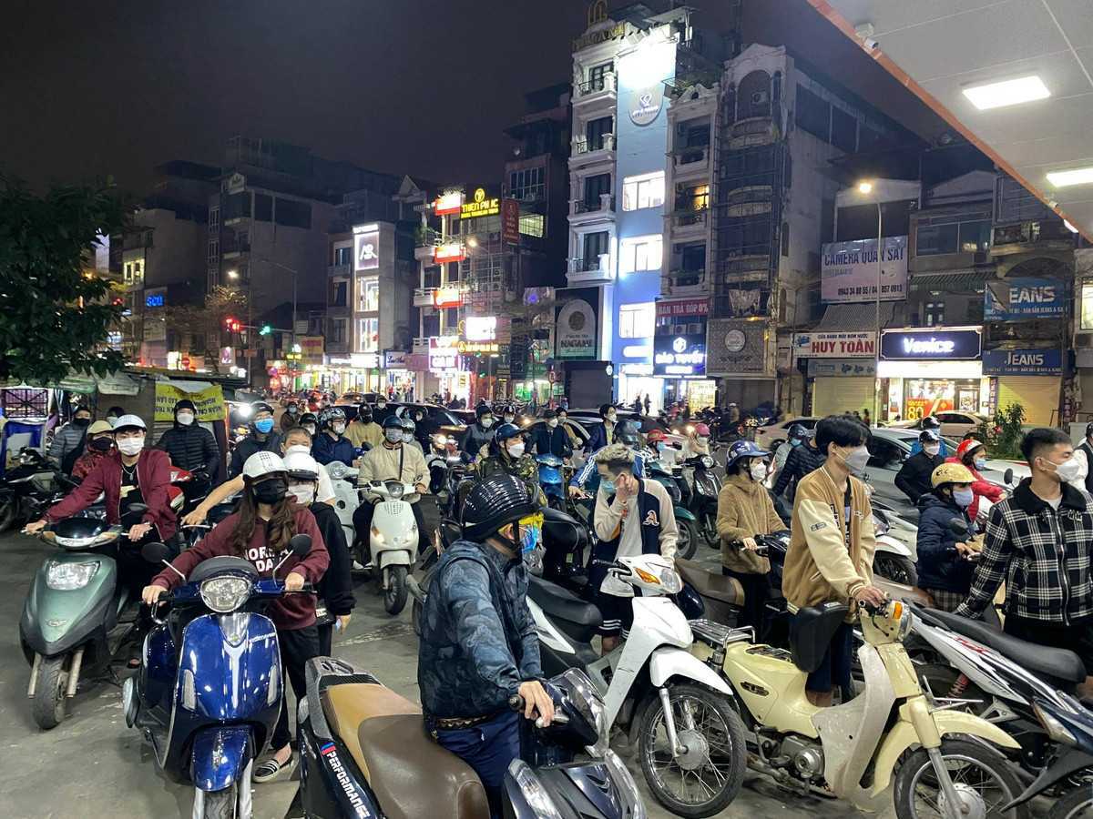 Cây xăng tại địa chỉ 183 Nguyễn Lương Bằng có lượng khách đông, người dân xếp hàng tới ngoài đường chính.