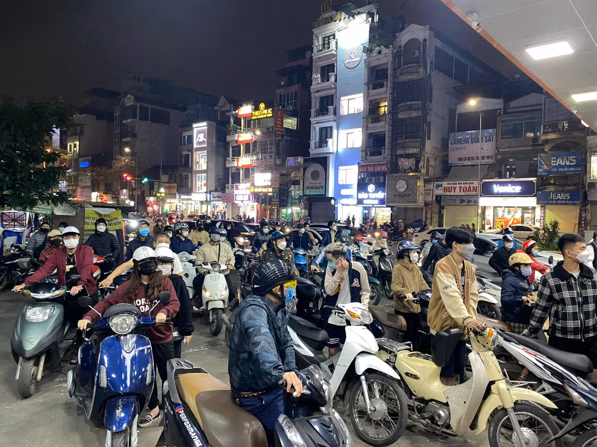 Cây xăng tại địa chỉ 183 Nguyễn Lương Bằng có lượng khách đông, người dân xếp hàng tới ngoài đường chính.