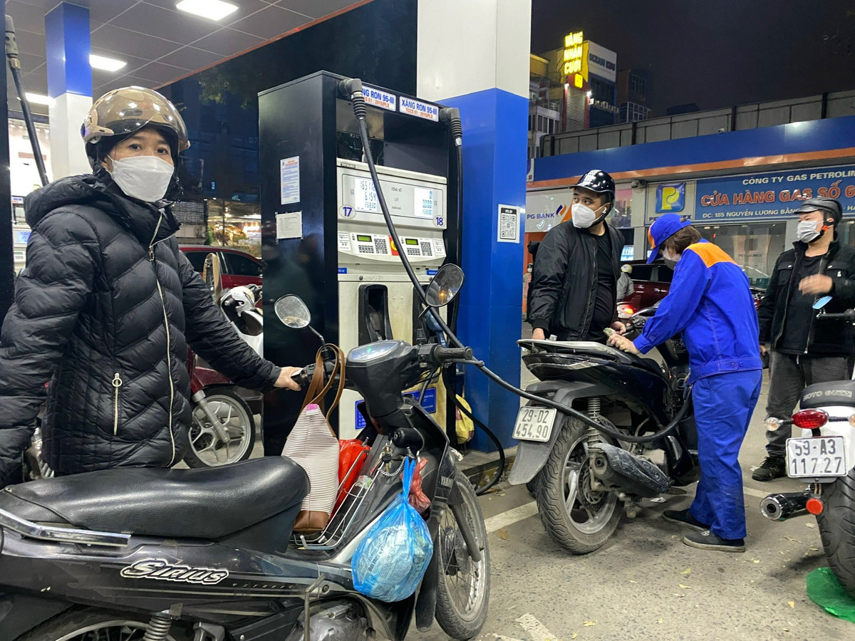 Anh Quang Đạo chia sẻ: "Tôi chờ gần 30 phút mới tới lượt đổ xăng. Có lúc muốn di chuyển ra cây xăng khác để đổ nhưng không lách ra ngoài được".