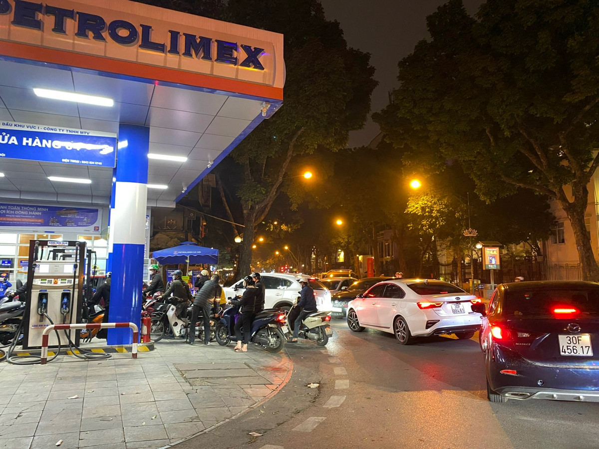 Cây xăng đường Trần Hưng Đạo thời điểm gần 12 giờ đêm vẫn còn cảnh các phương tiện rồng rắn vào đổ xăng.