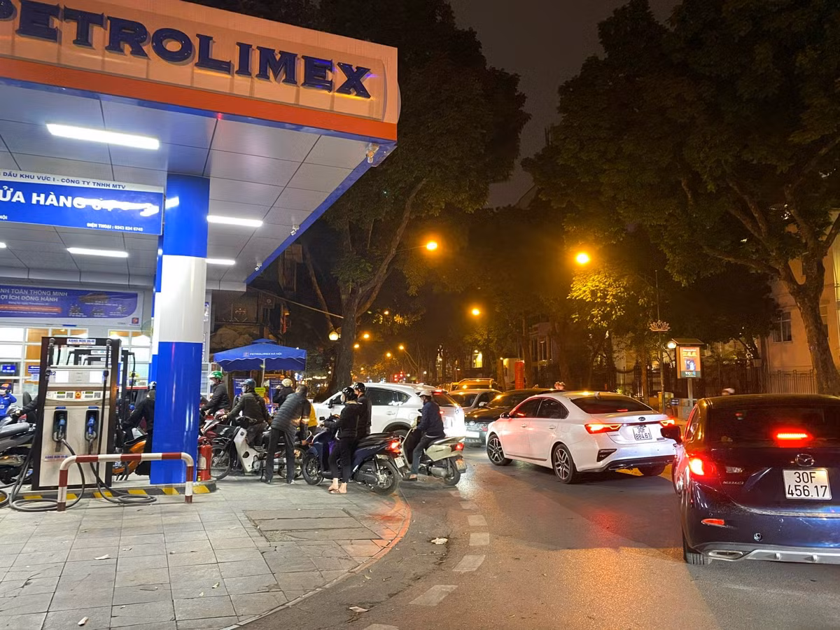 Cây xăng đường Trần Hưng Đạo thời điểm gần 12 giờ đêm vẫn còn cảnh các phương tiện rồng rắn vào đổ xăng.