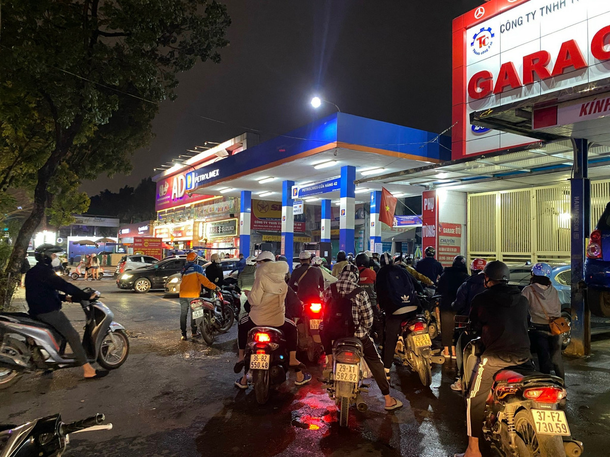 Dù có vị trí gần nhau nhưng những cây xăng khu vực Thanh Xuân, Đống Đa luôn kín người xếp hàng.