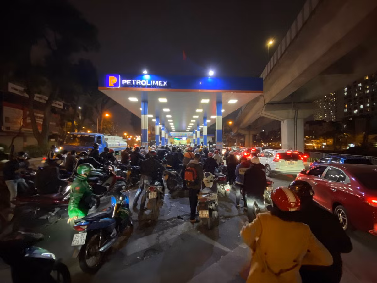 Dữ liệu từ Bộ Công Thương cho thấy, giá xăng thành phẩm trên thị trường Singapore cập nhật đến ngày 8/3 tăng khá cao so với kỳ tính giá trước đó (ngày 1/3).