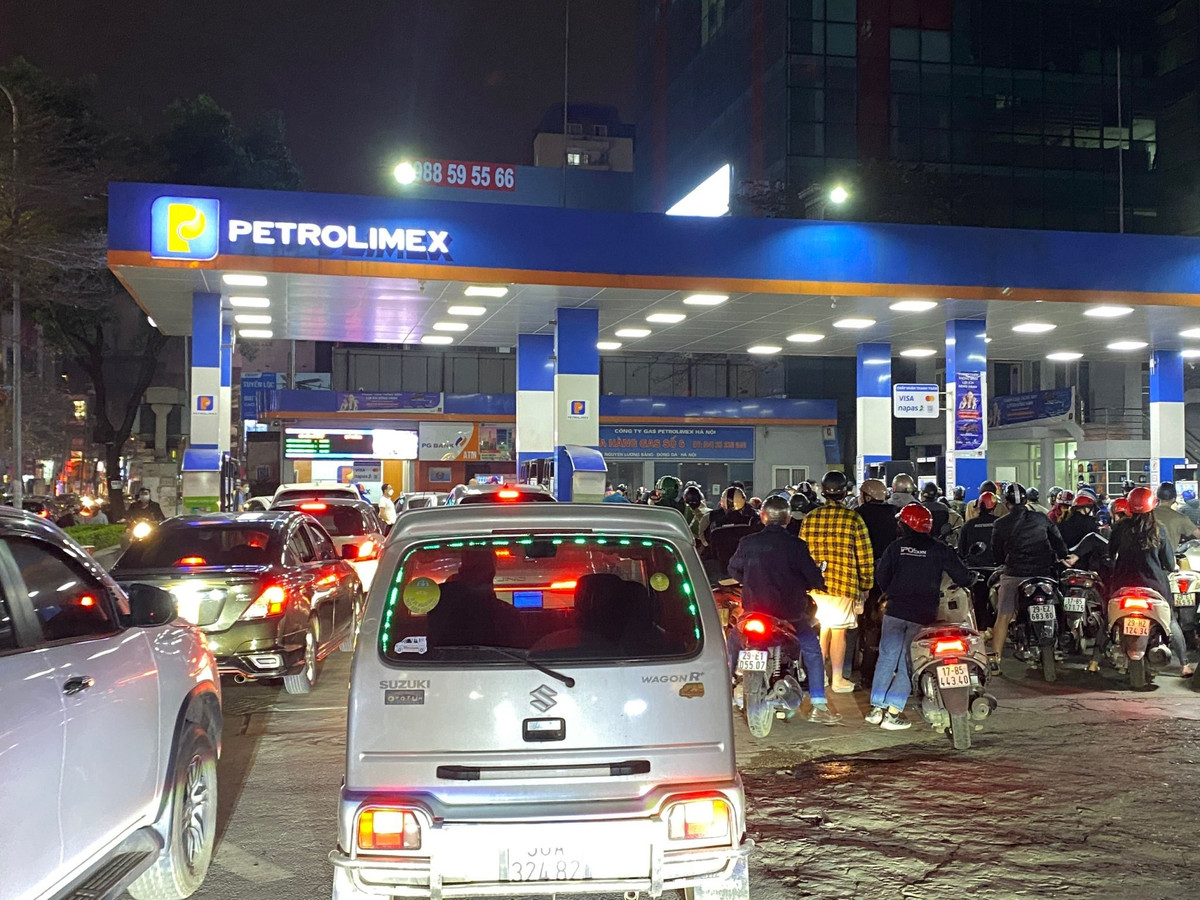 Nhân viên các cửa hàng xăng dầu cho biết tình trạng người dân ùn ùn kéo nhau đi mua xăng vào đêm muộn thì rất hiếm thấy.