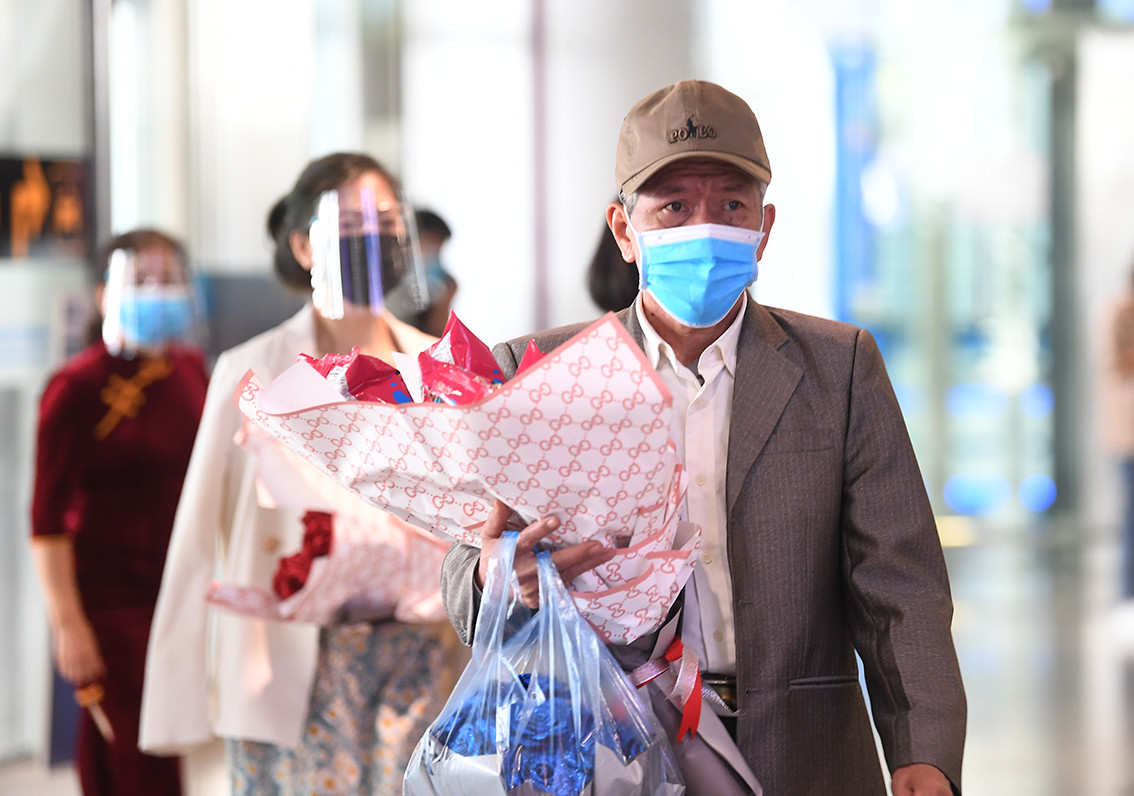 Sáng nay (8/3), nhiều người dân đã tới Sân bay Quốc tế Nội Bài để chờ đón người thân trên chuyến bay đầu tiên đưa người Việt mắc kẹt tại Ukraine về nước.