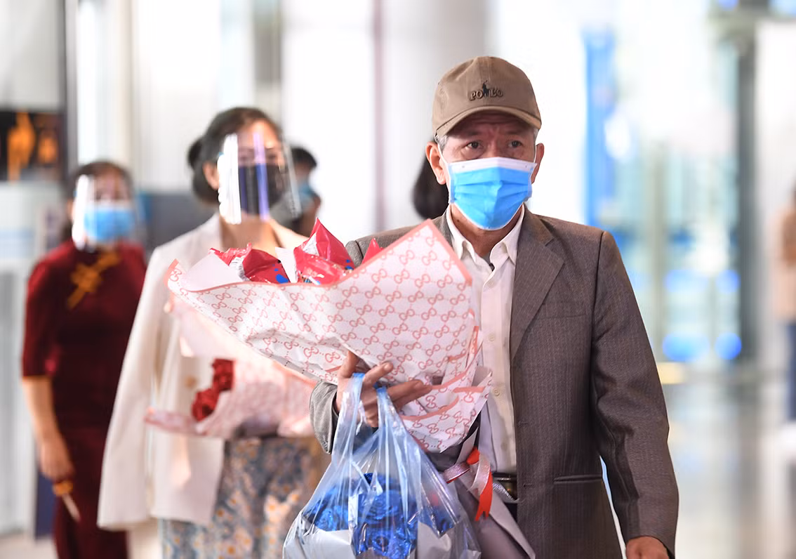 Sáng nay (8/3), nhiều người dân đã tới Sân bay Quốc tế Nội Bài để chờ đón người thân trên chuyến bay đầu tiên đưa người Việt mắc kẹt tại Ukraine về nước.