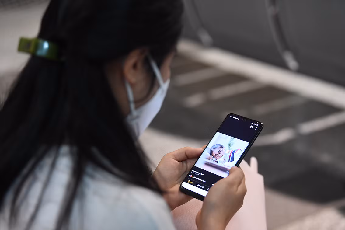 Bạn Hồng Ánh cho biết đã lên sân bay từ sớm để chờ đón bạn thân. Trong suốt quá trình di chuyển rời khỏi Ukaraine, Thảo và bạn thân thường xuyên liên lạc động viên nhau vượt qua khó khăn.