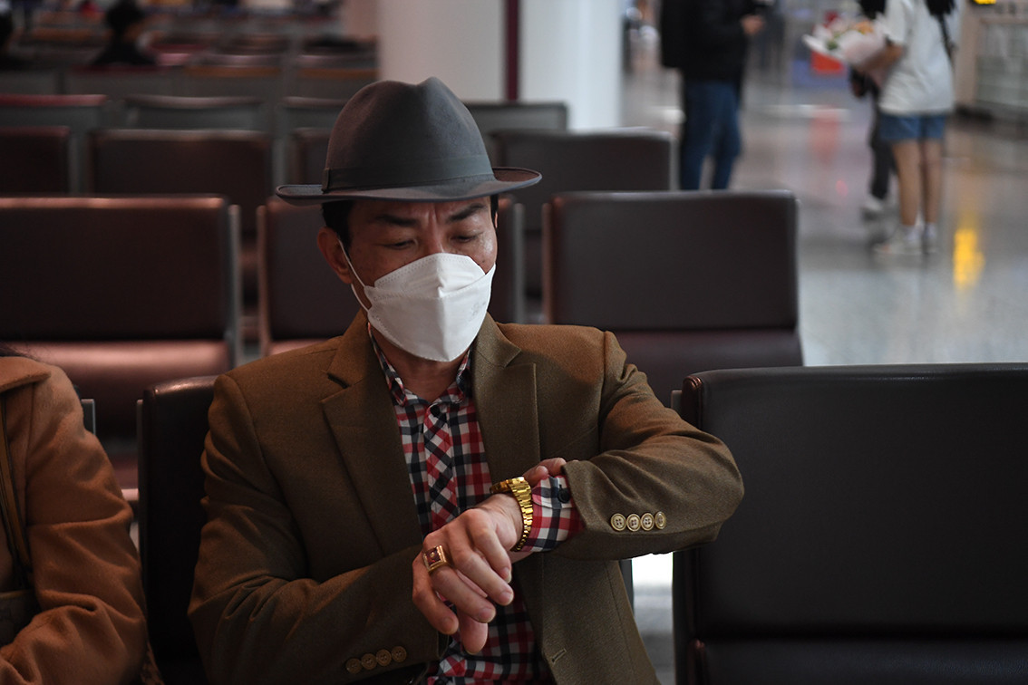 Theo đúng kế hoạch, 11h30 chuyến bay VN88 đã hạ cánh tại Sân bay Nội Bài chở theo 287 người trong đó có 14 trẻ em.