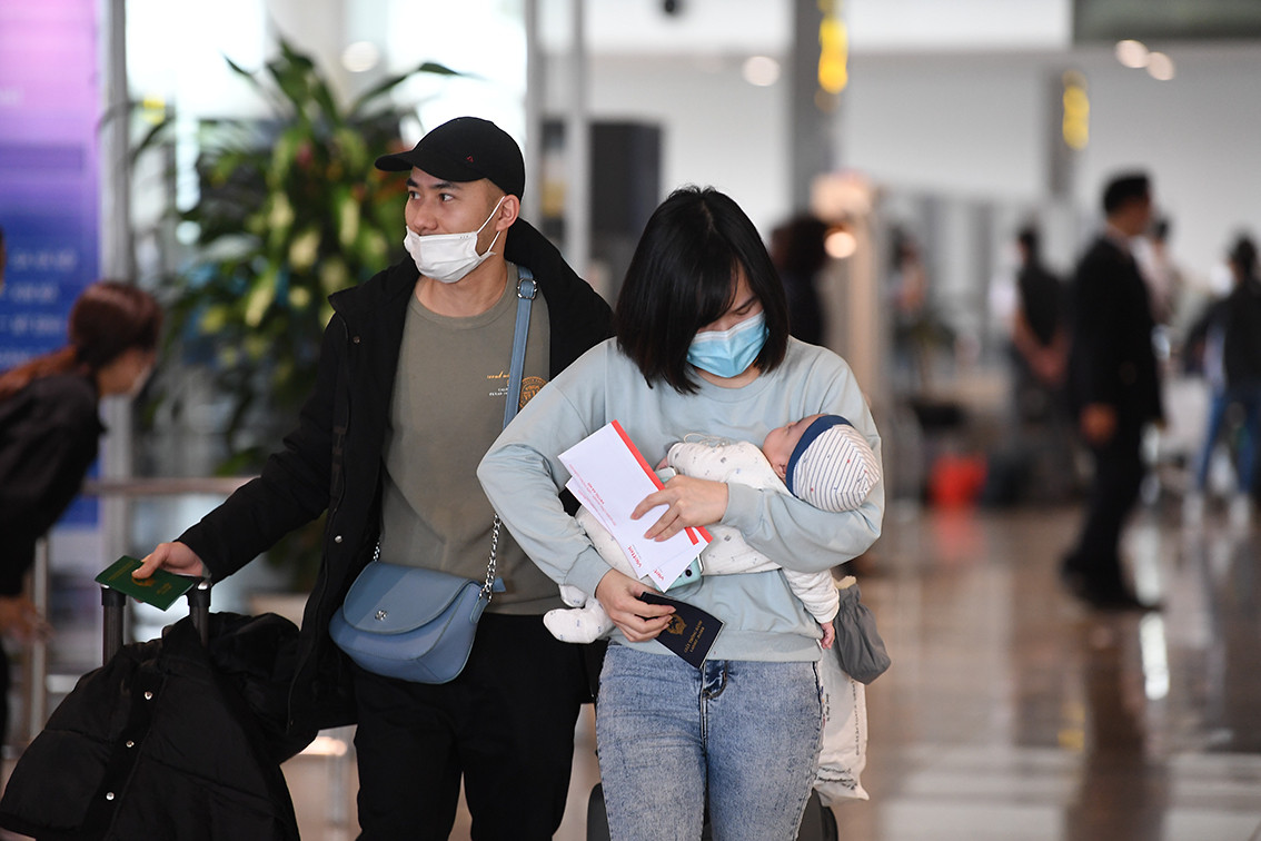 Trên chuyến bay cũng có rất nhiều trẻ nhỏ nhưng đã phải cùng gia đình đi bộ hàng chục cây số để đến được vùng an toàn.