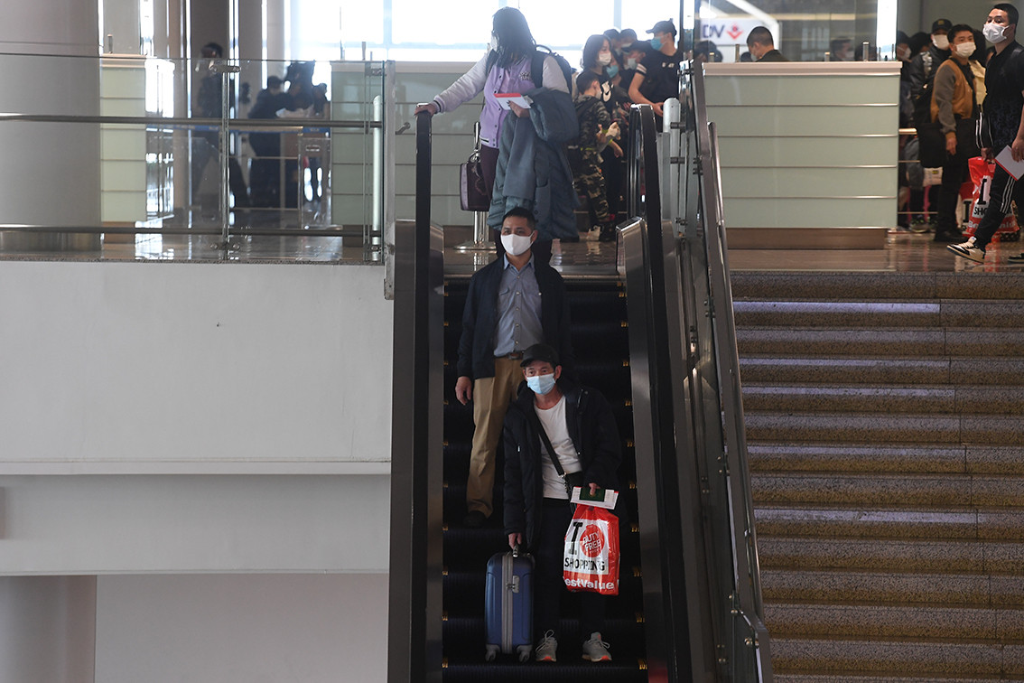 Những người dân Việt Nam bị mắc kẹt tại Ukraine đầu tiên về tới Hà Nội.