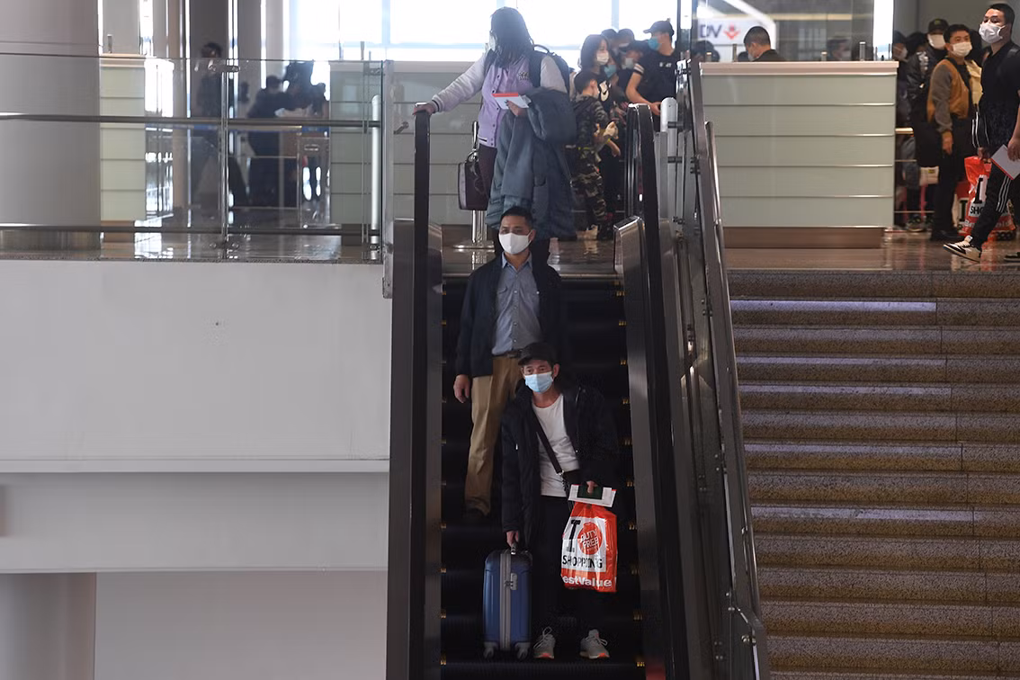 Những người dân Việt Nam bị mắc kẹt tại Ukraine đầu tiên về tới Hà Nội.