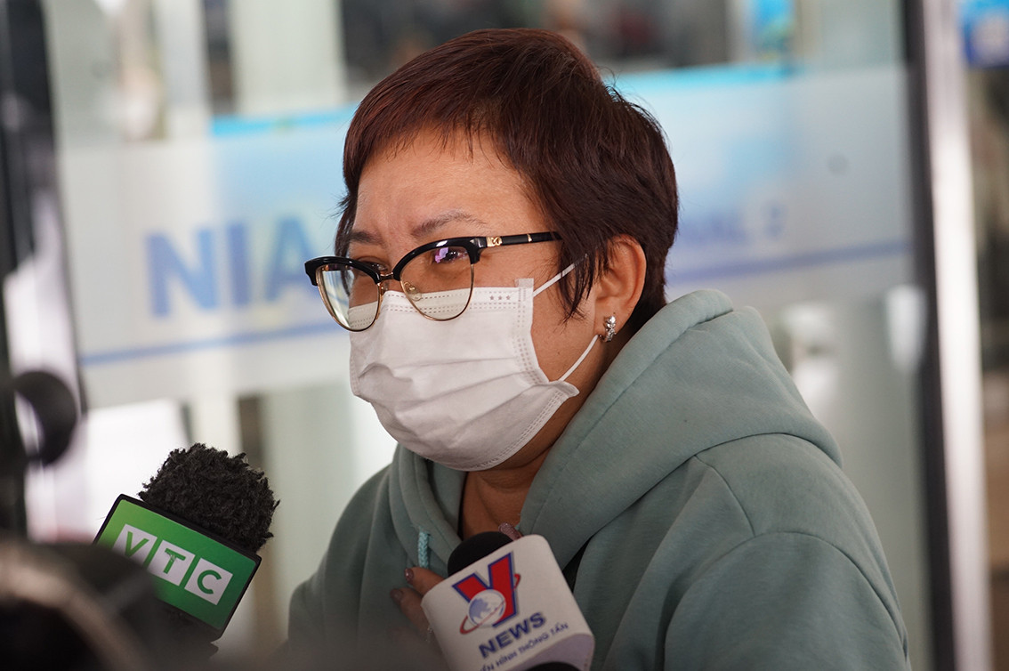 Một người phụ nữ không giữ được cảm xúc khi kể về hành trình tự lái xe 40km để đến được biên giới Ukraine. Chị cho biết: "Tôi rất vui mừng khi về đến Việt Nam. Tôi đã bỏ lại tất cả nhà cửa, tài sản bởi những thứ đó không còn quan trọng nữa".