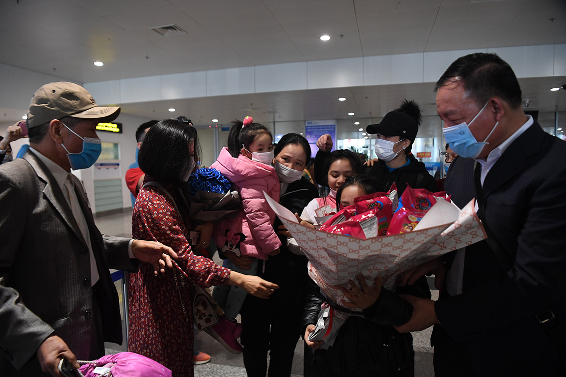 Bác Sinh (Nam Định) cho biết, biết tin gia đình con trai được về nước đầu tiên, tôi rất vui mừng nên đã ra sân bay sớm để đón con. Tôi rất chia sẻ và mong những đồng bào còn đang mắc kẹt sớm được về nước.