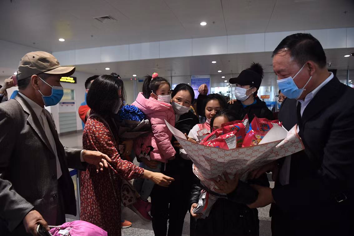 Bác Sinh (Nam Định) cho biết, biết tin gia đình con trai được về nước đầu tiên, tôi rất vui mừng nên đã ra sân bay sớm để đón con. Tôi rất chia sẻ và mong những đồng bào còn đang mắc kẹt sớm được về nước.