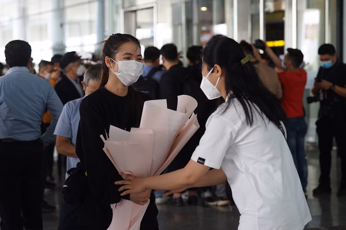 Hương Thảo và Hồng Ánh vui mừng khi gặp lại nhau.